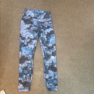 Lulu Lemon Woman’s  Blue and Black Patterned Leggings Size S